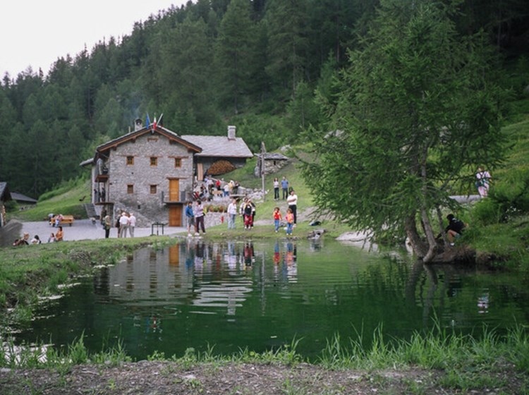 Chaligne Mountain Hut – Exterior in summer, overlooking the small artificial lake