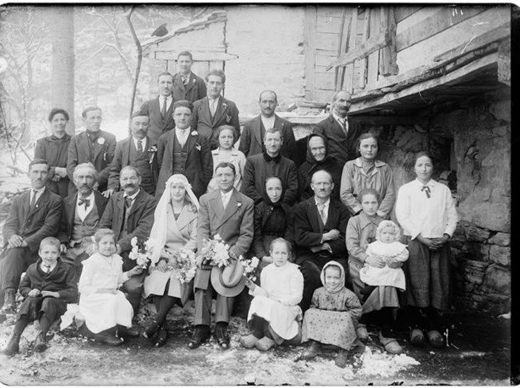 Rosalie D’Hérin Seris. Sposi e invitati, Valle d’Aosta, anni 1920 Negativo b/n gelatina-bromuro, su lastra di vetro, 18x13 cm. ©Archivio BREL - Fondo Seris.