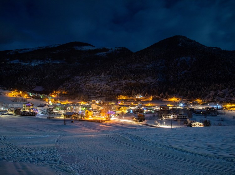 Veduta notturna di Saint-Nicolas, in primo piano la pista di sci di fondo