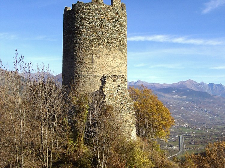 Ruines du donjon et des murs