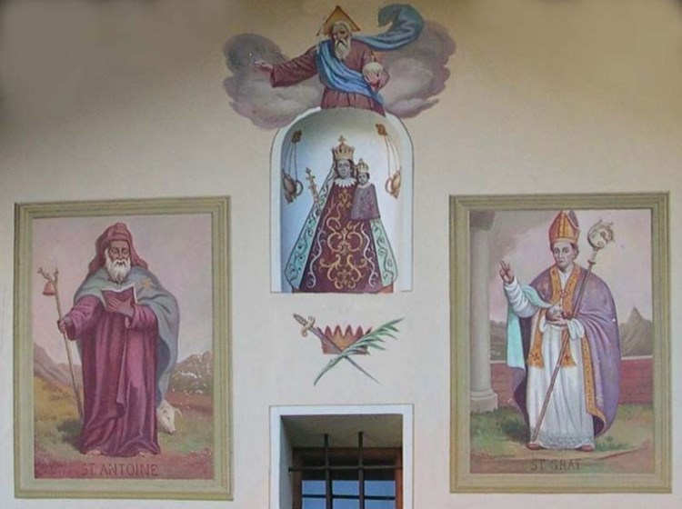 Façade de la chapelle de Crétaz