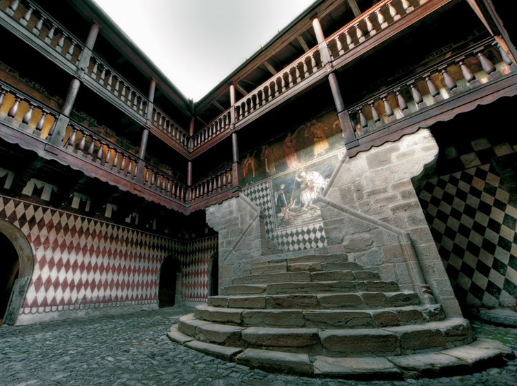 Lo scalone nel cortile interno