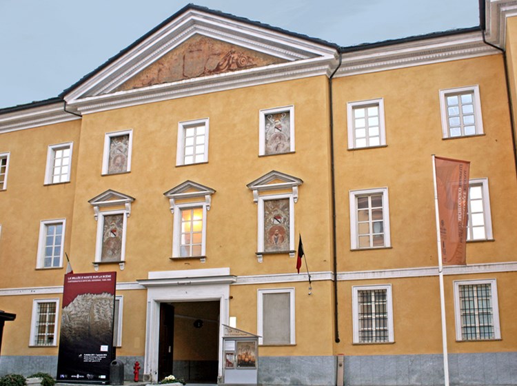 The façade of the palace hosting the MAR