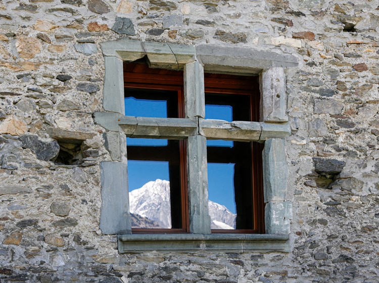 Il Monte Bianco si riflette in una delle finestre 