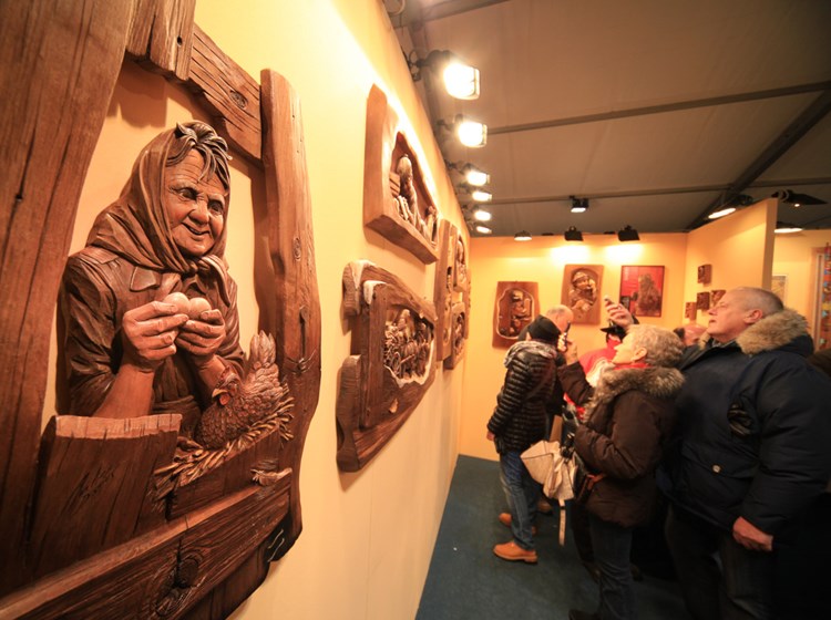 Bassorilievi in legno nell'atelier in Piazza Chano