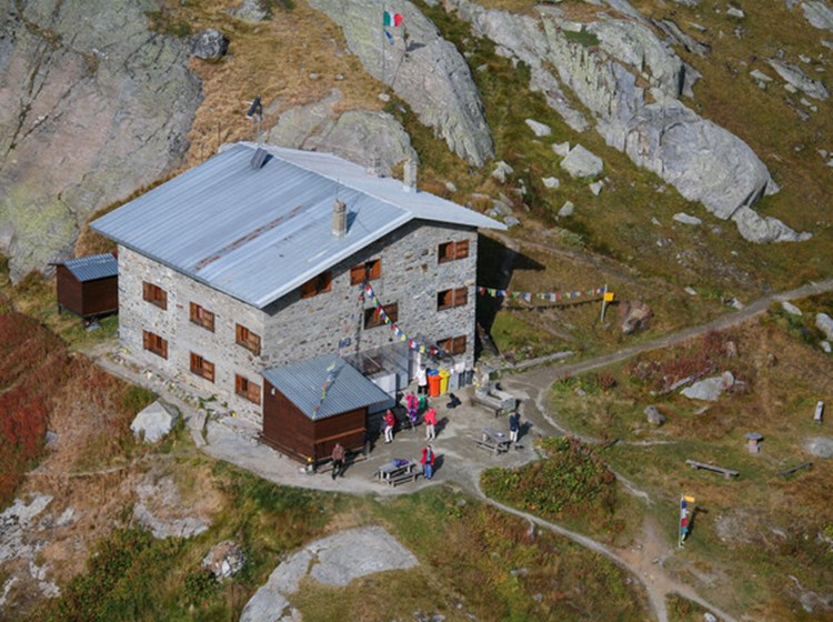 Le refuge Deffeyes en face du glacier du Ruitor