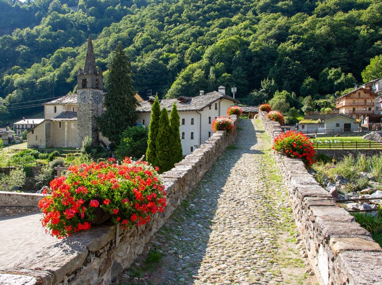 Ponte in pietra a Lillianes