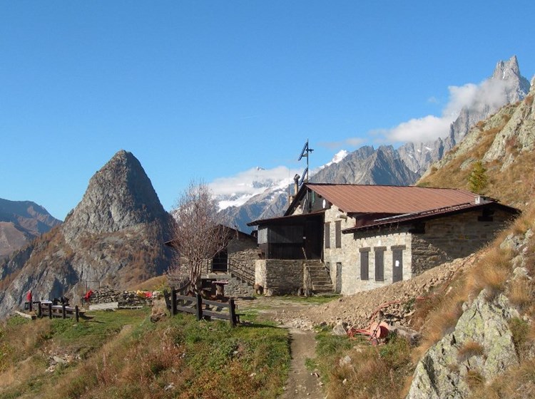 Rifugio Bertone -Esterno in estate