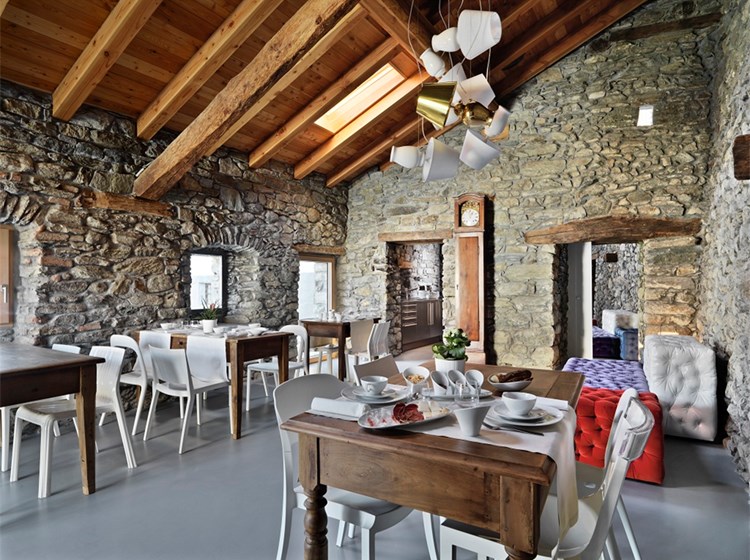 Arredo design in struttura rustica