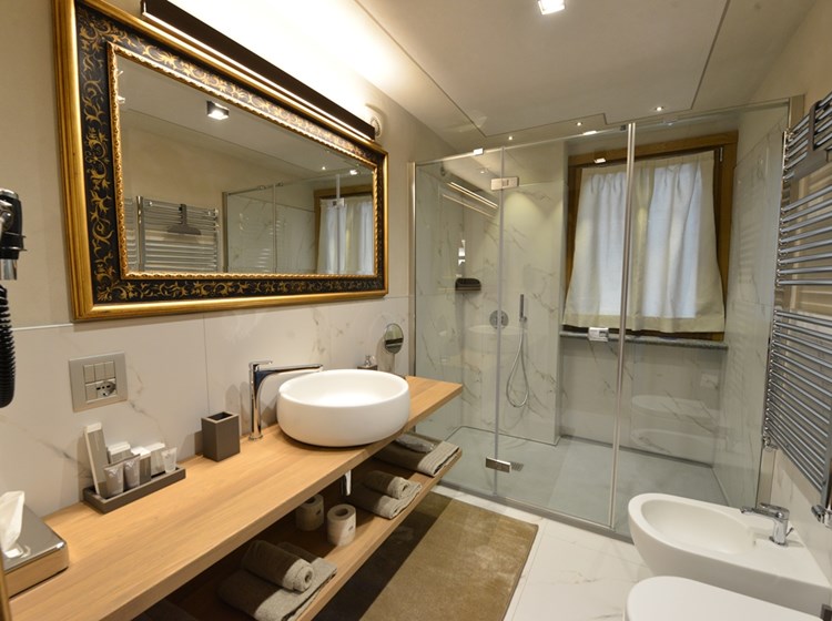 C.A.V. REVE CHARMANT APARTMENTS