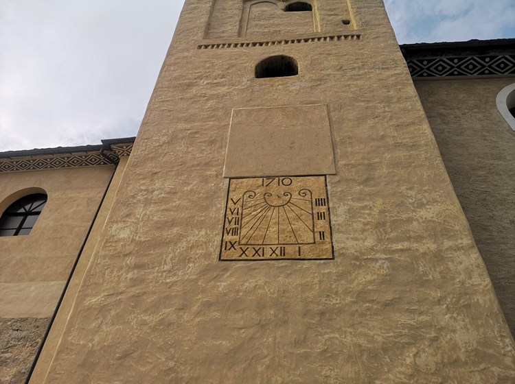 chiesa di Introd - meridiana sul campanile