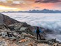 Escursionista ammira il mare di nuvole dalla Becca di Viou