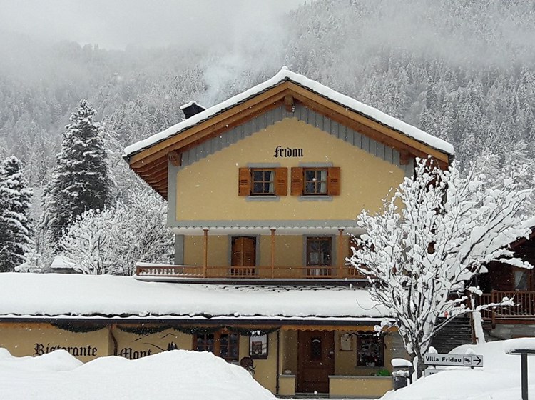 Le restaurant Mont Néry sous la neige