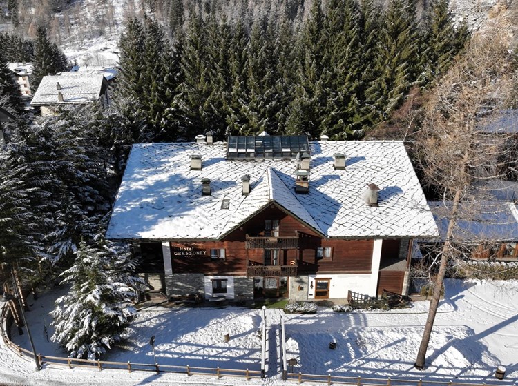 L'hôtel restaurant Gressoney sous la neige