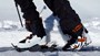 Dettaglio di scarponi e sci sulla neve