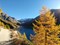 Sentiero lungo il lago di Place Moulin in autunno