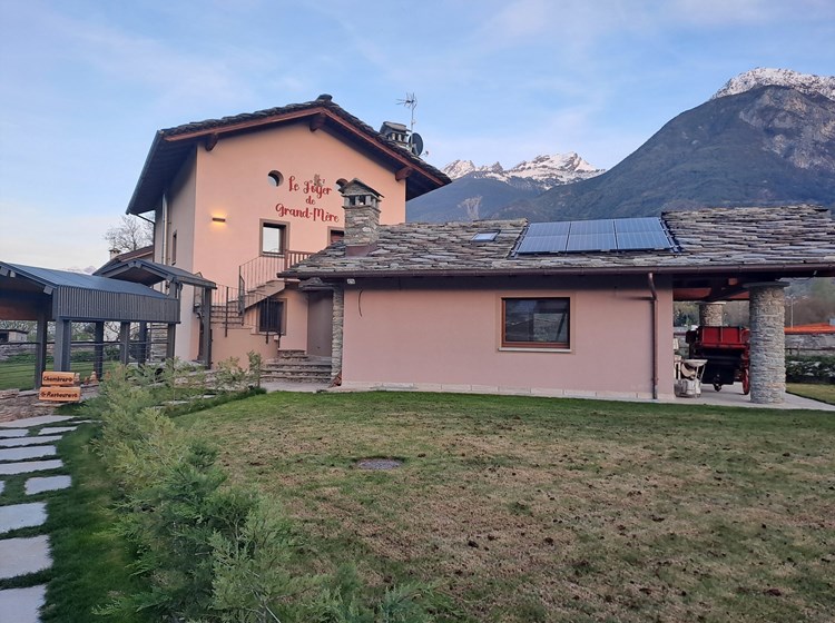 Le foyer de Grand-Mère- Esterno