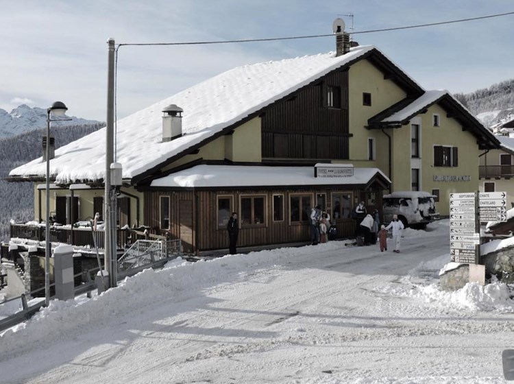 Hotel La Maisonnette - The exterior in winter