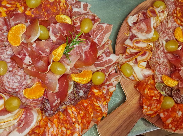 Salumi e frutta