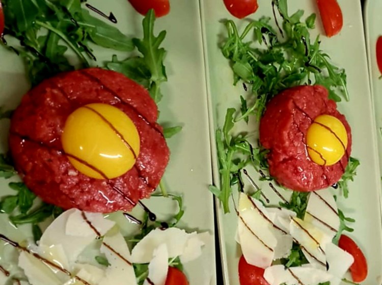 Tartare con uovo