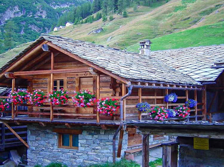 Rifugio Alpenzu Grande - Exterior in summer