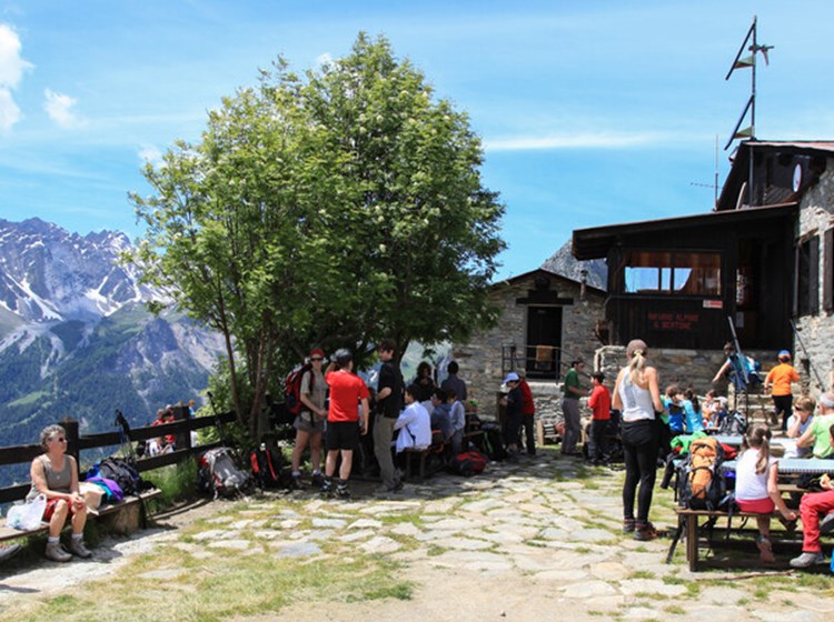 Rifugio Giorgio Bertone - Escursionisti al rifugio - panorama