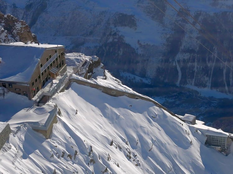 Refuge Torino - Extérieur en hiver - vue sur l'ancien refuge Torino